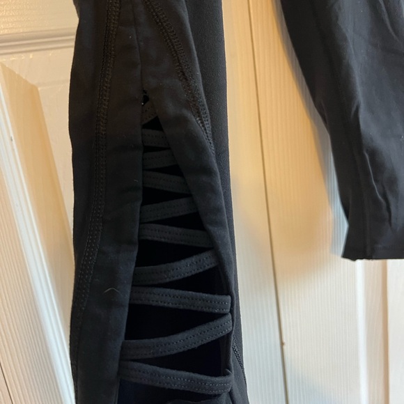 Athleta Criss Cross Chaturanga Capri Crop Leggings | Black | Size XS - Picture 5 of 7